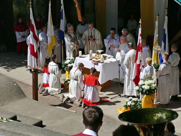 Festgottesdienst zum 1.000 Todestag des Heiligen Heimerads auf dem Hasunger Berg (Foto: Karl-Franz Thiede) Festgottesdienst zum 1.000 Todestag des Heiligen Heimerads auf dem Hasunger Berg (Foto: Karl-Franz Thiede)